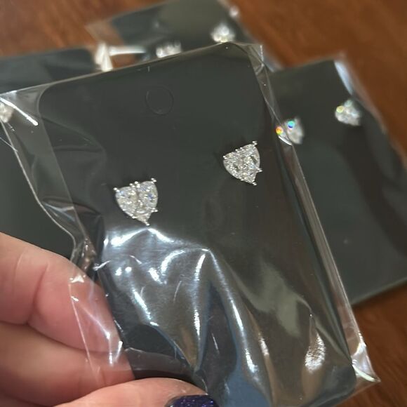 Beautiful Cubic Zirconia stud Earrings, Heart Shaped, NEW - Picture 4 of 4